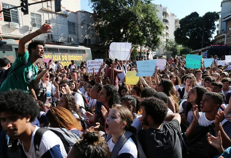 Professores e estudantes nas ruas: começou o pesadelo de Bolsonaro