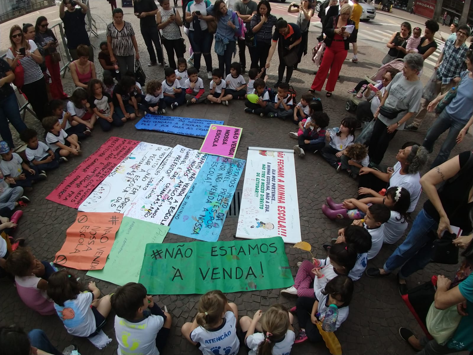 Venda de escolas: mobilização da comunidade escolar pressiona Covas a rever venda de terrenos