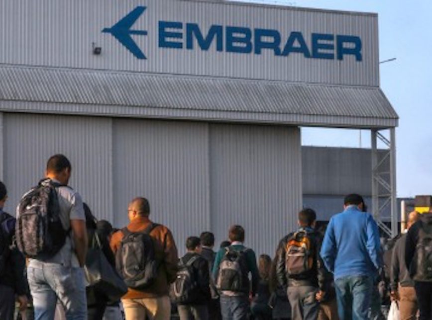 Junto com a bancada do PSOL, Sâmia Bomfim exige explicações sobre demissões na Embraer