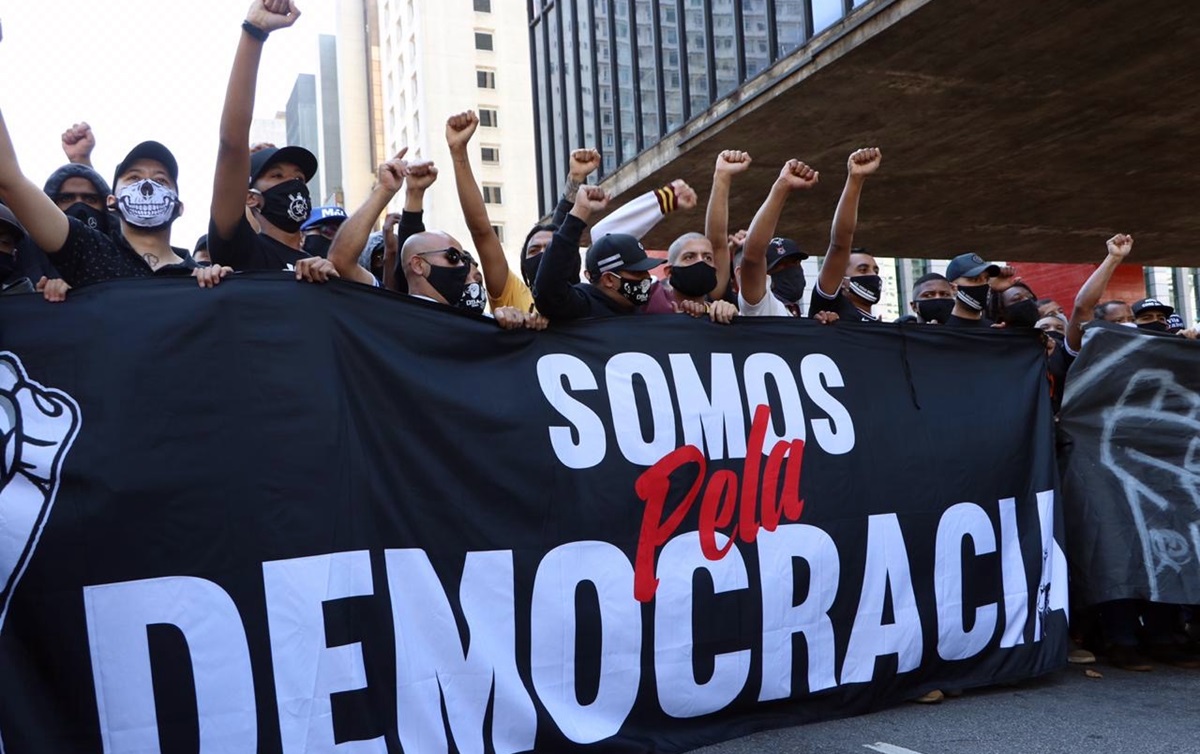 Deputado bolsonarista denuncia Sâmia, Glauber, Boulos e Felipe Neto por defenderem a democracia