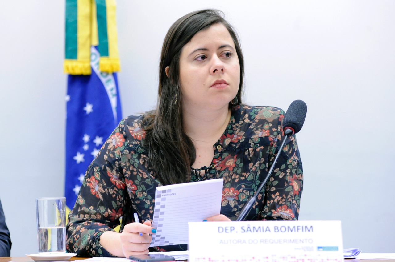 Sâmia propõe debate sobre cortes orçamentários e o futuro da universidade pública brasileira