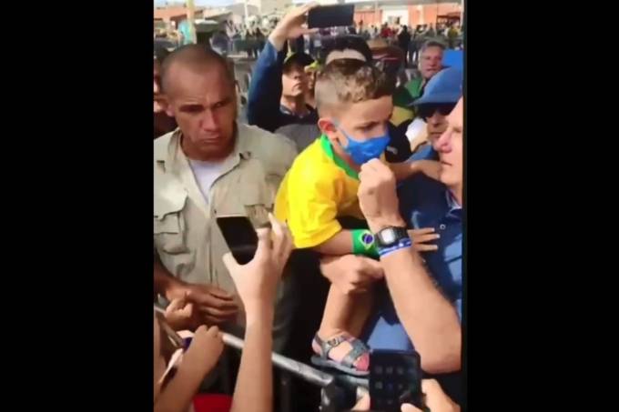 PSOL aciona STF contra Bolsonaro por tirar máscara de criança