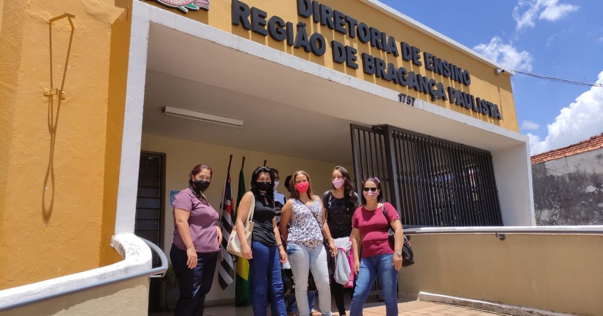 Trabalhadoras da limpeza das escolas Estaduais de Atibaia realizam manifestação na diretoria de ensino de Bragança Paulista