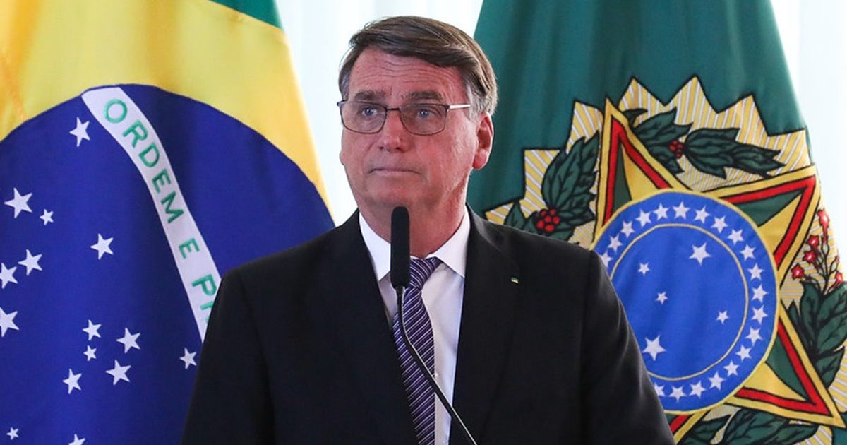 Sâmia Bomfim protocola notícia-crime contra Bolsonaro