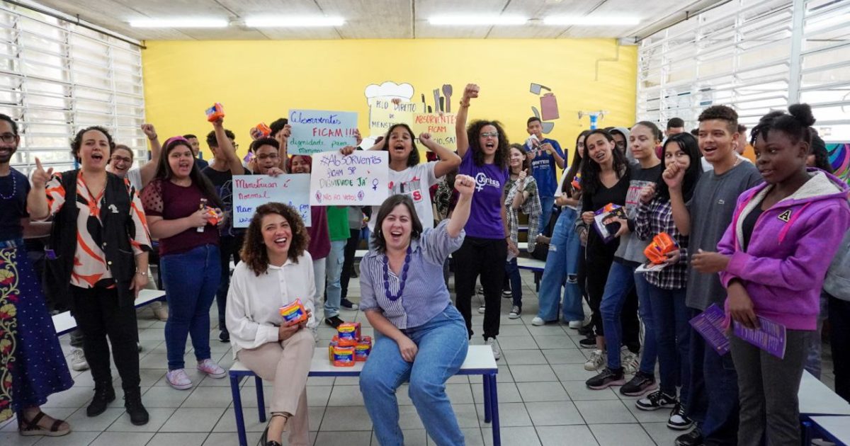 Absorventes ficam, Tarcísio sai: debate sobre dignidade menstrual mobiliza alunos na Zona Sul de SP