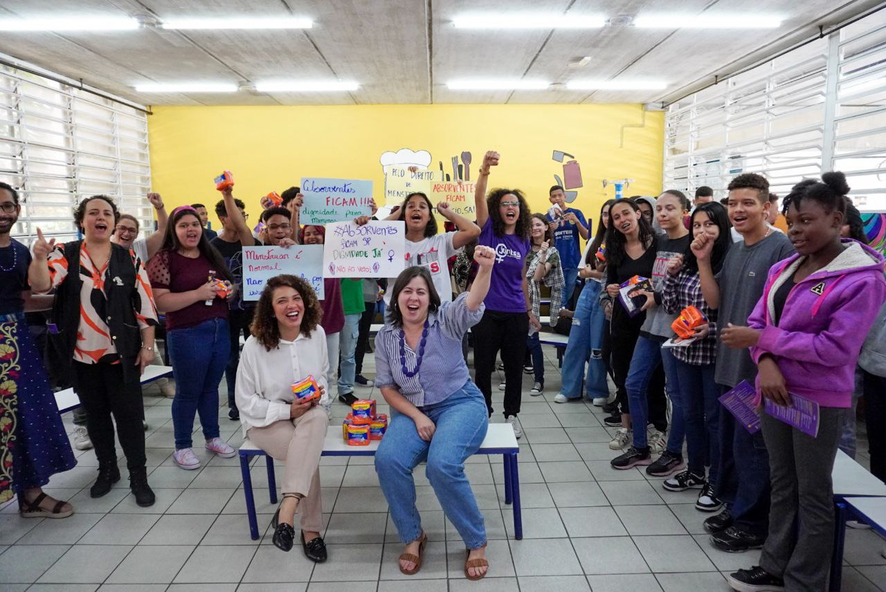 Absorventes ficam, Tarcísio sai: debate sobre dignidade menstrual mobiliza alunos na Zona Sul de SP