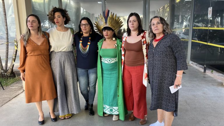 Ato público em SP reúne lideranças e artistas em defesa do MST e das seis deputadas que enfrentam pedido de cassação
