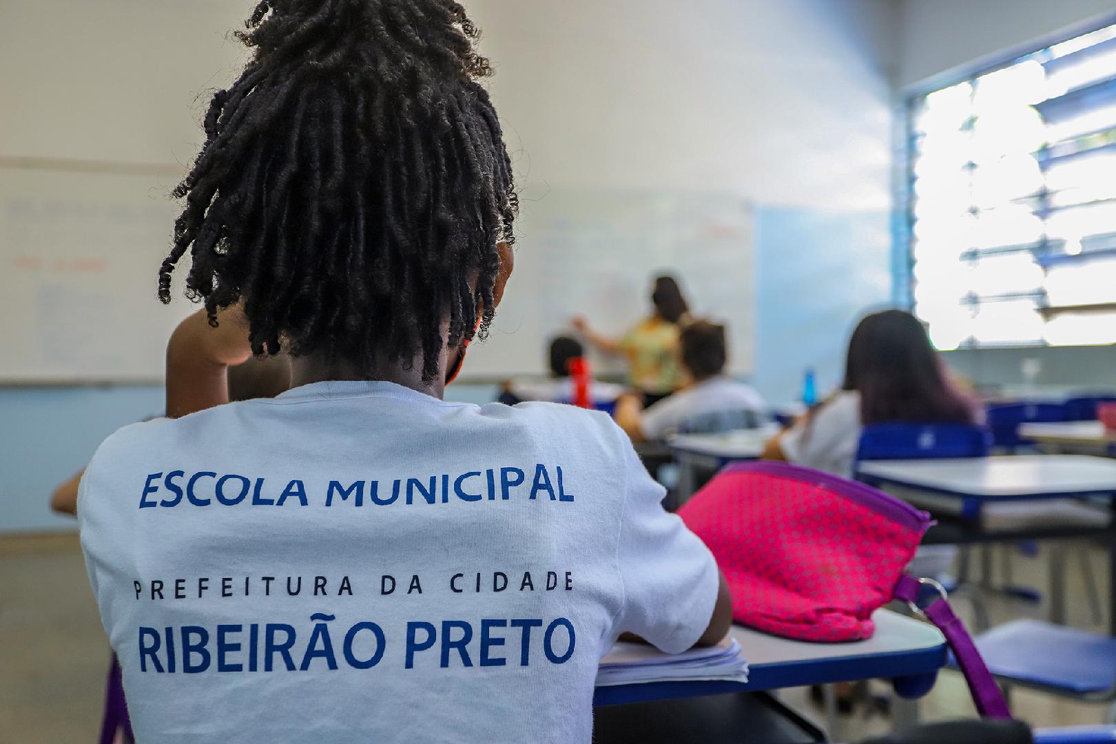 Sâmia envia ofício a Ribeirão Preto sobre caso da escola pública invadida por homem armado
